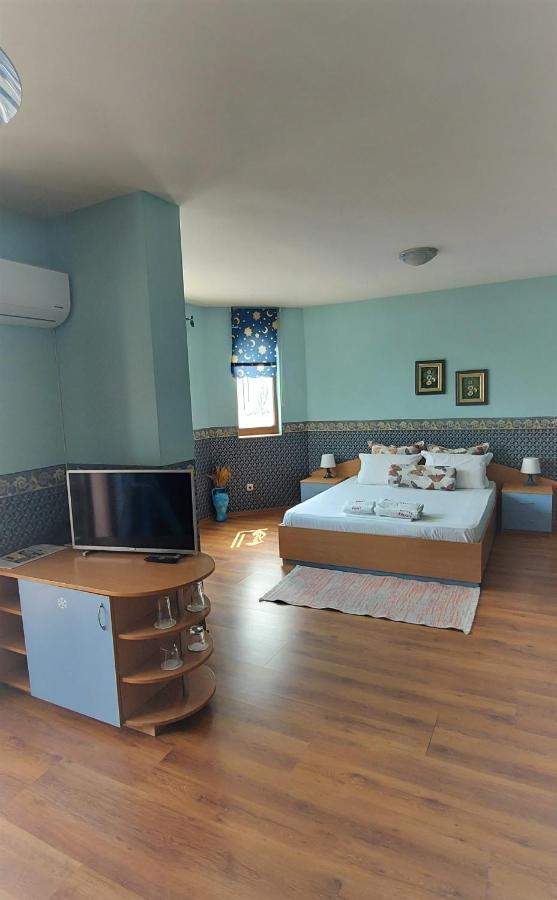 Family Hotel Emaly 1 Bankya Exterior photo